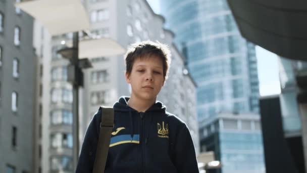 Teenage ukrajinský chlapec dívá do kamery — Stock video