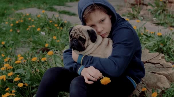 Sad Ukrainian refugee boy with his dog — Stock video