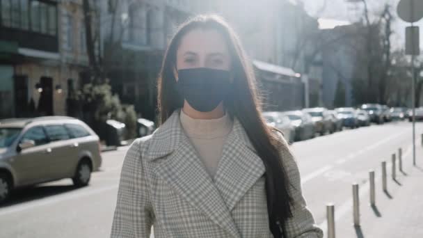 Portrait Une Jeune Femme Caucasienne Manteau Gris Avec Masque Médical — Video