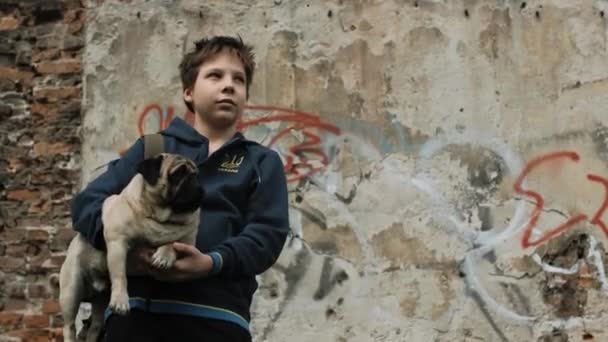 Ουκρανό Πρόσφυγα Έφηβο Αγόρι Μια Μεγάλη Τσάντα Στον Ώμο Του — Αρχείο Βίντεο