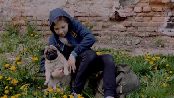 Smutný Ukrajinský Uprchlík Sedí Dvoře Hladí Svého Psa Velký Pytel — Stock video