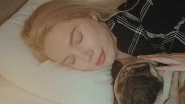 Kaukázusi Fiatal Szőke Egy Ágyban Alszik Egy Mopsszal Lefekvés Szeretett — Stock videók