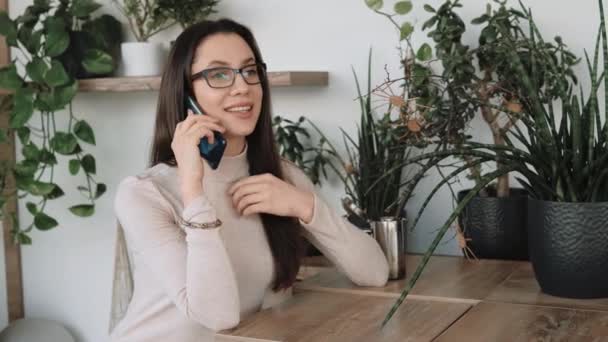 Mujer Joven Con Gafas Para Los Ojos Hablando Por Teléfono — Vídeos de Stock