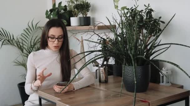 Femeia Tânără Ochelari Vedere Enervează Timp Trimite Mesaj Stând Cafenea — Videoclip de stoc