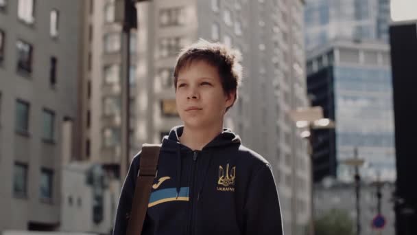 May 2022 Warsaw Poland Teenage Ukrainian Boy Bag His Shoulder — Stock video