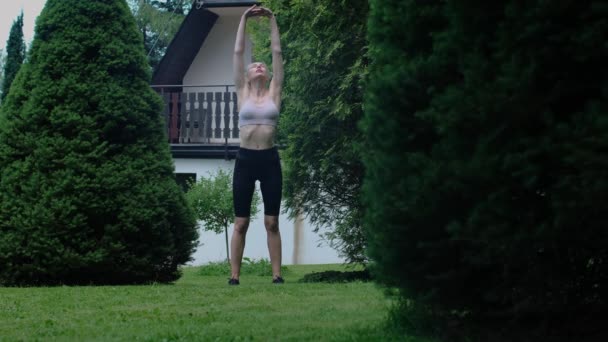 Doing Sports Front House Slim Caucasian Woman Garden Raising Hands — Stok video