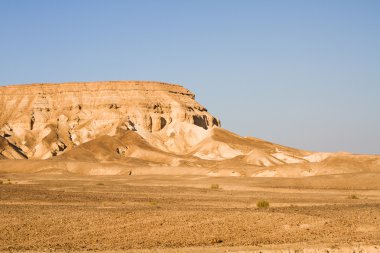 Ölü Deniz kayalıklarla