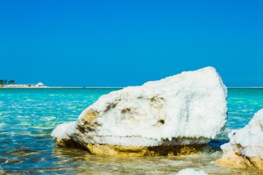 Ölü Deniz'in taşlar