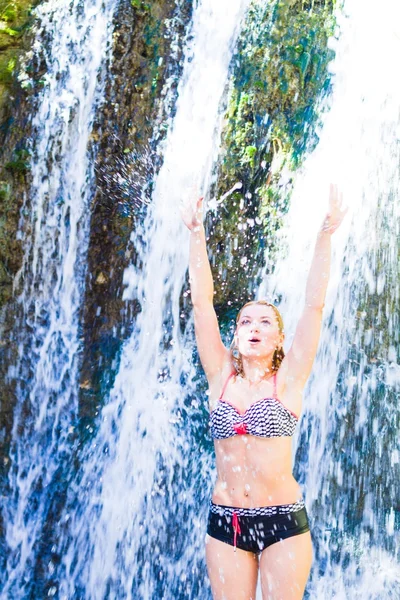 Fiatal nő jóga gyakorlása vízesés alá doing — Stock Fotó