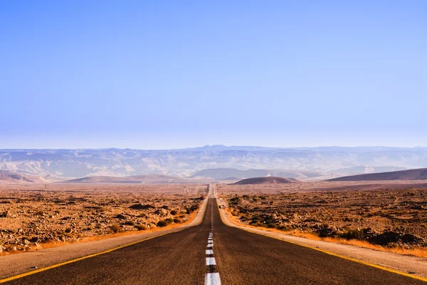 美丽的道路，在沙漠中 — 图库照片