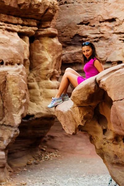 女孩坐在岩石上 — 图库照片