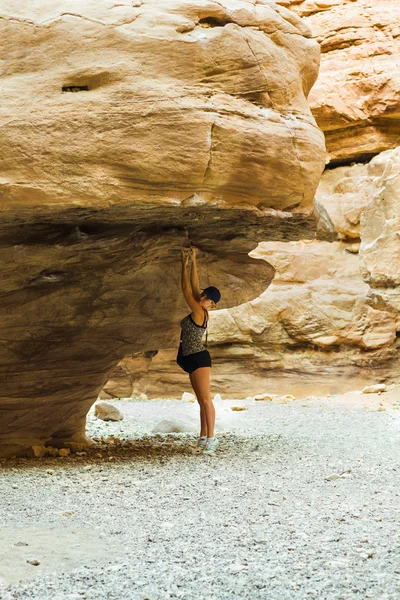 Lány és a sziklák — Stock Fotó