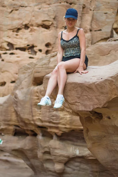 Girl sitting on a rock — Stock Photo, Image