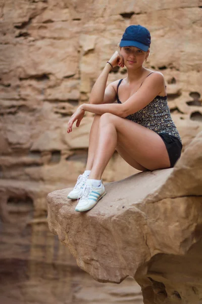 Mädchen auf den Felsen — Stockfoto