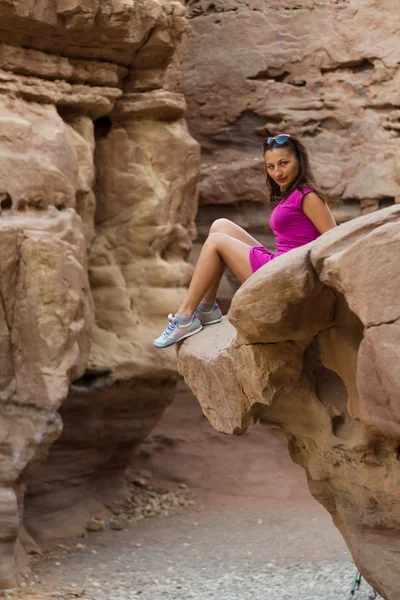 Mädchen auf den Felsen — Stockfoto