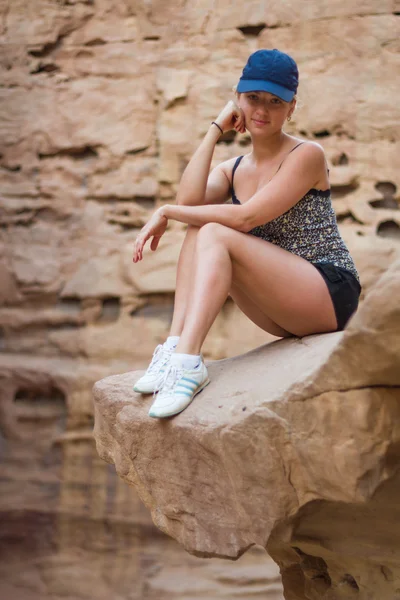 女孩坐在岩石上 — 图库照片