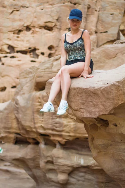 Mädchen sitzt auf einem Felsen — Stockfoto