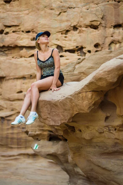 Ragazza seduta su una roccia — Foto Stock