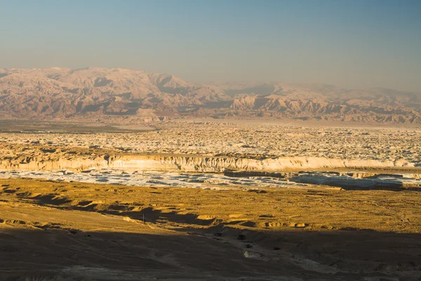 Ölü Deniz kayalıklarla — Stok fotoğraf