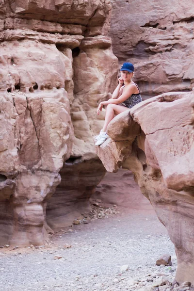 Meisje zittend op een rots. — Stockfoto