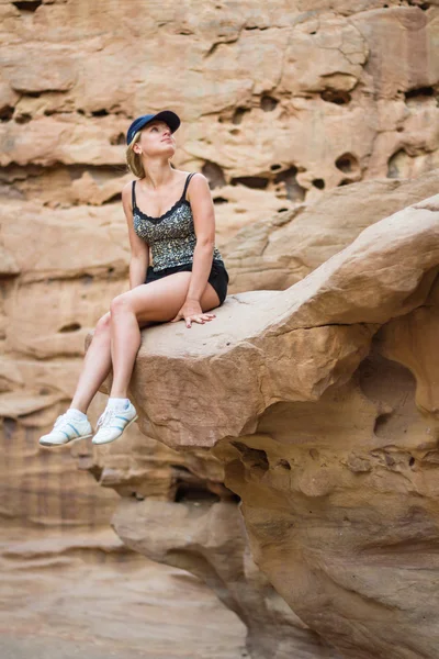 Mädchen sitzt auf einem Felsen. — Stockfoto