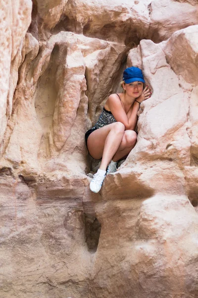 Chica sentada en una roca. —  Fotos de Stock