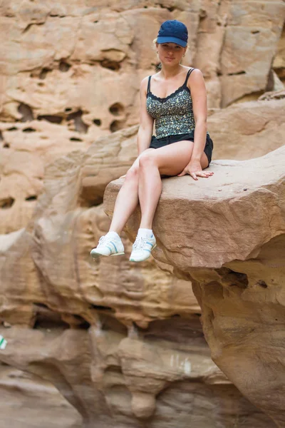 Mädchen sitzt auf einem Felsen. — Stockfoto