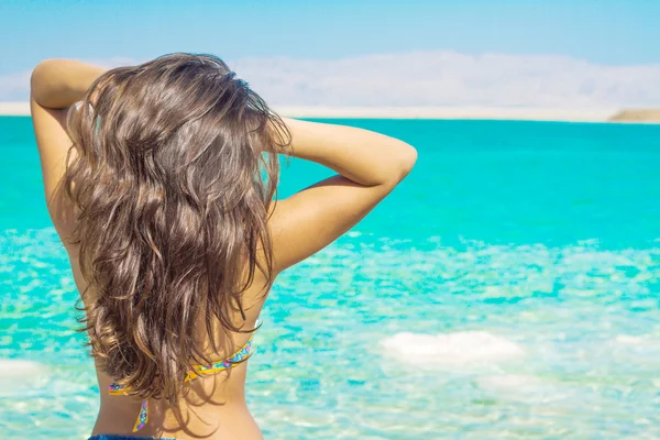 Chica en el Mar Muerto — Foto de Stock