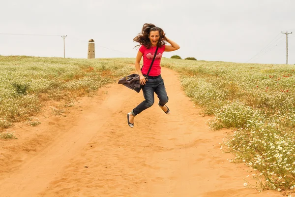 Felice bella donna sta saltando  . — Foto Stock