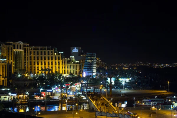 Kijk op de aqaba Golf en eilat stad in de avond, Israël — Stockfoto