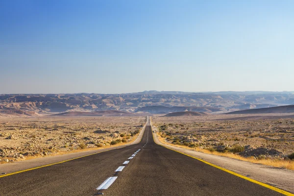 Schöne Straße in der Wüste — Stockfoto