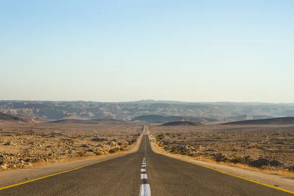 美丽的道路，在沙漠中 — 图库照片