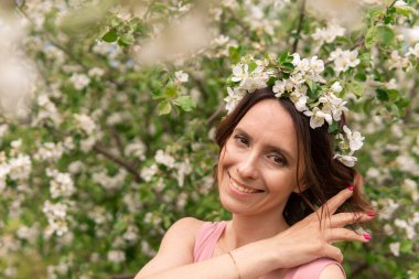 Çiçek açan bir bahar ağacının yanında bir kadın. Romantik mutlu ruh hali.