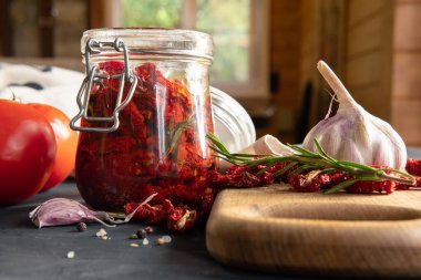 Kurutulmuş domatesler mutfakta koyu bir arka planda..