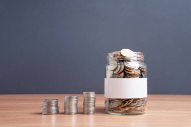 Paralar para biriktirmek için cam bir kavanozda saklanıyor..