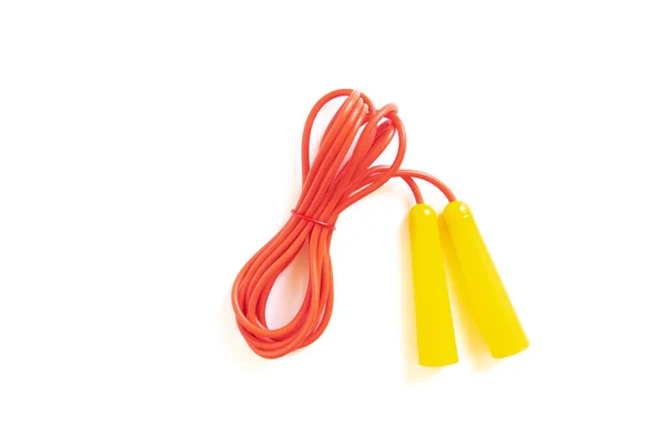 Czerwona skakanka z żółtymi uchwytami na białym tle — Zdjęcie stockowe
