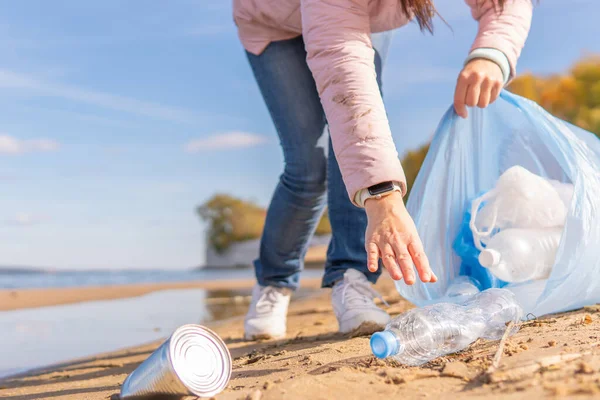Kadın bir gönüllü doğadaki plastik çöpleri temizliyor.. Telifsiz Stok Imajlar
