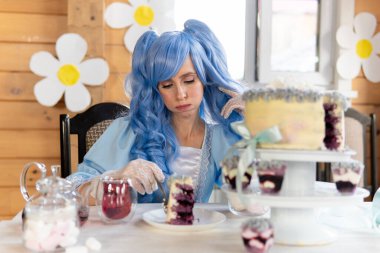 Evde mavi peruklu güzel bir kadın var..