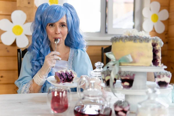 Evde mavi peruklu güzel bir kadın var..