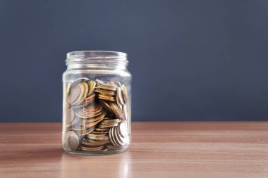 Paralar para biriktirmek için cam bir kavanozda saklanıyor..