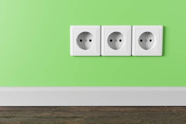 Evin duvarında elektrik prizi var..