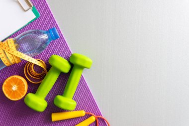 Gri arka planda dambıllar. Sağlıklı yaşam tarzı kavramı.