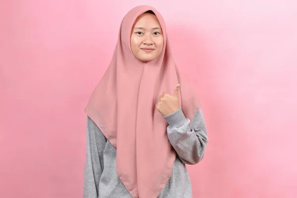 Jonge Aziatische Moslimvrouw Met Duim Tegen Roze Achtergrond Maak Kopieerruimte — Stockfoto
