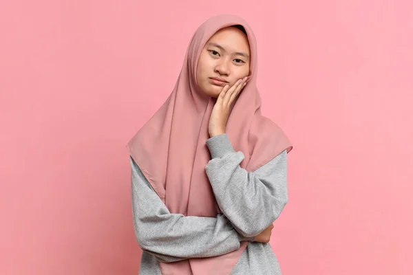 在粉红背景下的悲伤的亚洲穆斯林女性的画像 悲伤绝望 — 图库照片