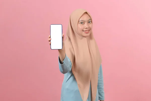 幸せなムスリム女性ピンクを背景にスマートフォンのディスプレイを表示 — ストック写真