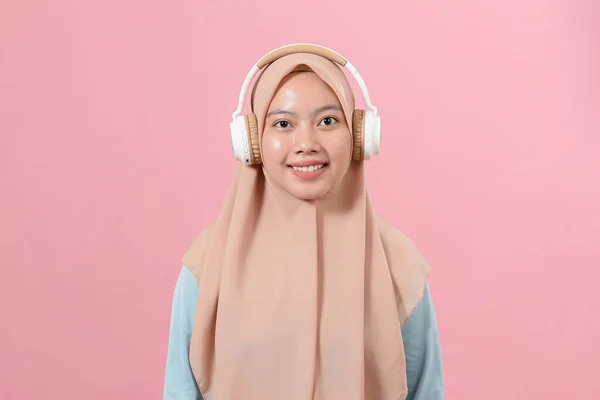 Retrato Una Joven Musulmana Asiática Sonriente Usando Auriculares Sobre Fondo —  Fotos de Stock