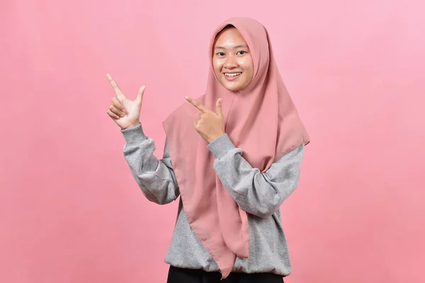 Potret Wanita Muslim Muda Asia Yang Cantik Menunjuk Kedua Tangan — Stok Foto