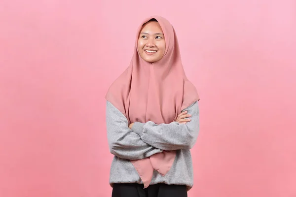 若いアジアのイスラム教徒の女性は コピースペースを見たり アイデアを考えます ピンクの背景に隔離された — ストック写真