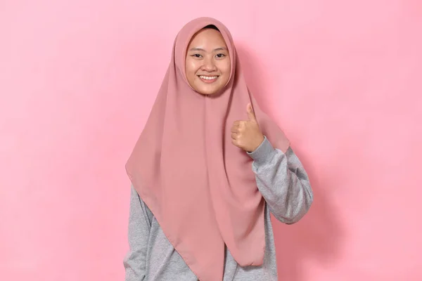 Mladá Asijská Muslimka Ukazuje Palec Nahoru Růžovém Pozadí Zesměšnit Kopírovací — Stock fotografie