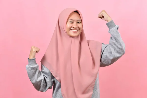 Studioaufnahme Positiver Junger Asiatischer Muslimin Die Arme Hebt Zeigt Muskeln — Stockfoto